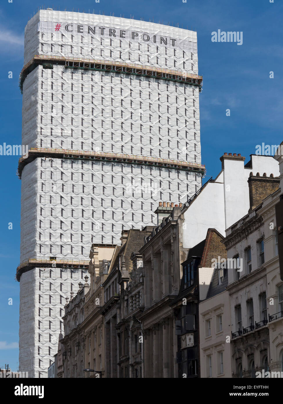 Mittelpunkt, London, bedeckt im Screening mit Fensterdesign, Gerüste zu verbergen. Mit neuen Oxford St. Gebäude im Vordergrund. Stockfoto