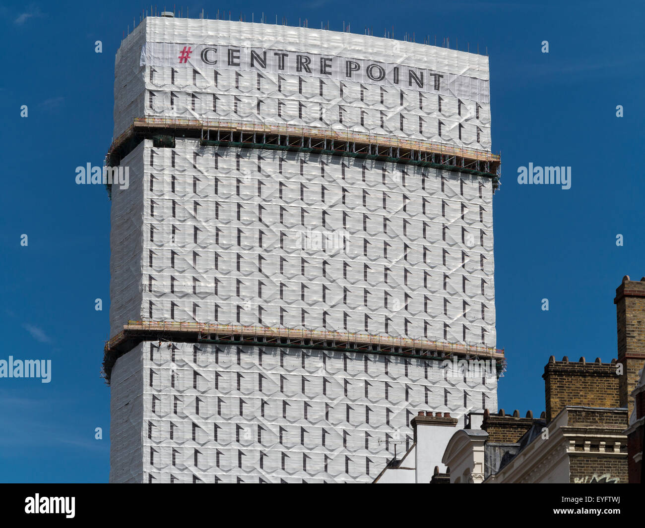 Mittelpunkt, London, bedeckt im Screening mit Fensterdesign, Gerüste zu verbergen. Mit neuen Oxford St. Gebäude im Vordergrund. Stockfoto