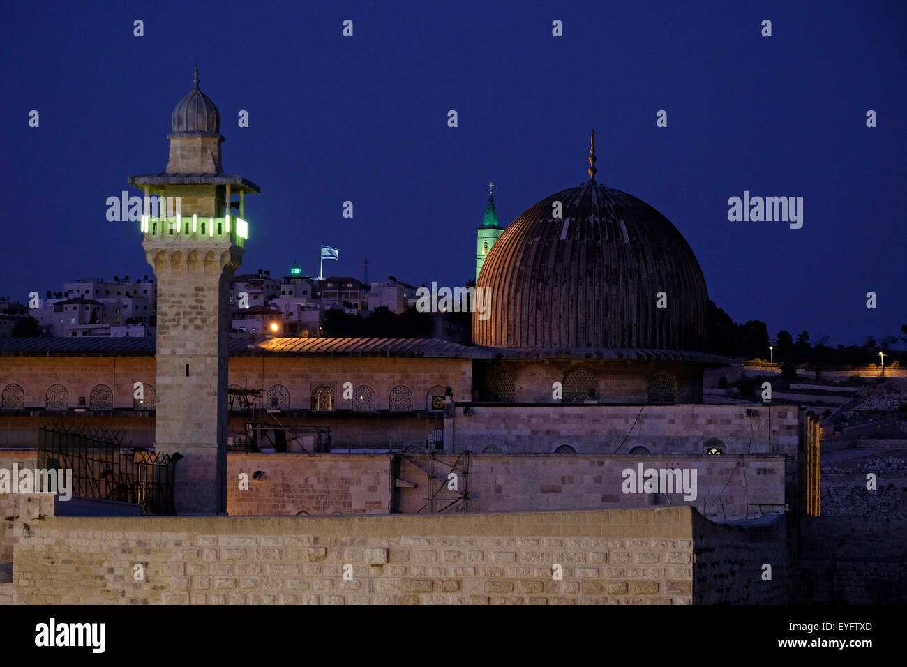 Blick in der Nacht auf das Al-Fakhariyya Minarett und die Al-Aqsa Moschee, die sich auf dem Tempelberg oder Haram esh-Sharif in der Altstadt von Ostjerusalem Israel befinden Stockfoto
