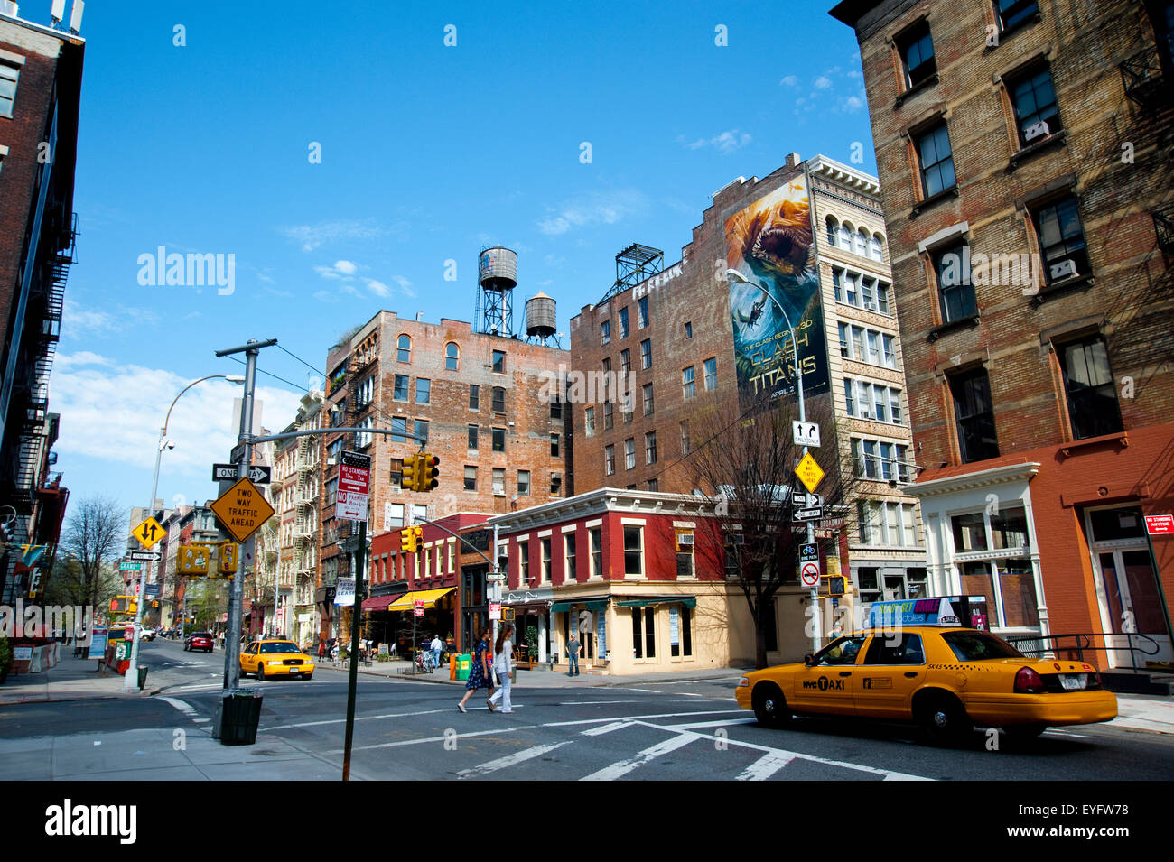 Taxi fahren durch eine Straße zwischen Tribeca und Soho, Manhattan, New York, Usa Stockfoto