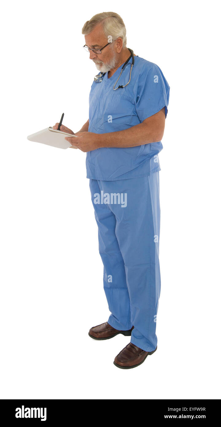 Männlichen Arzt gekleidet in Scrubs auf Karte schreiben Stockfoto