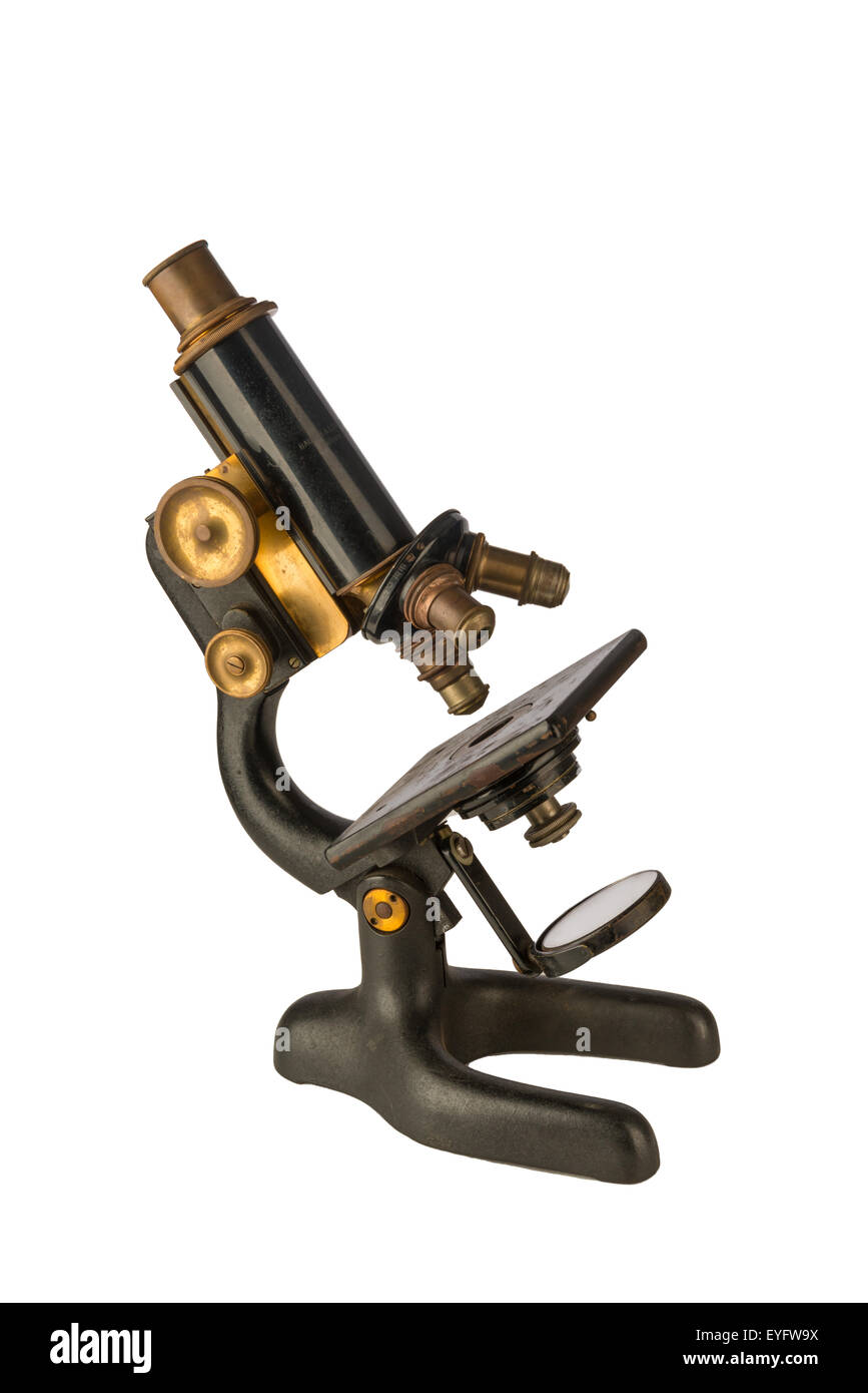 Antikes Mikroskop isoliert auf weiss Stockfoto