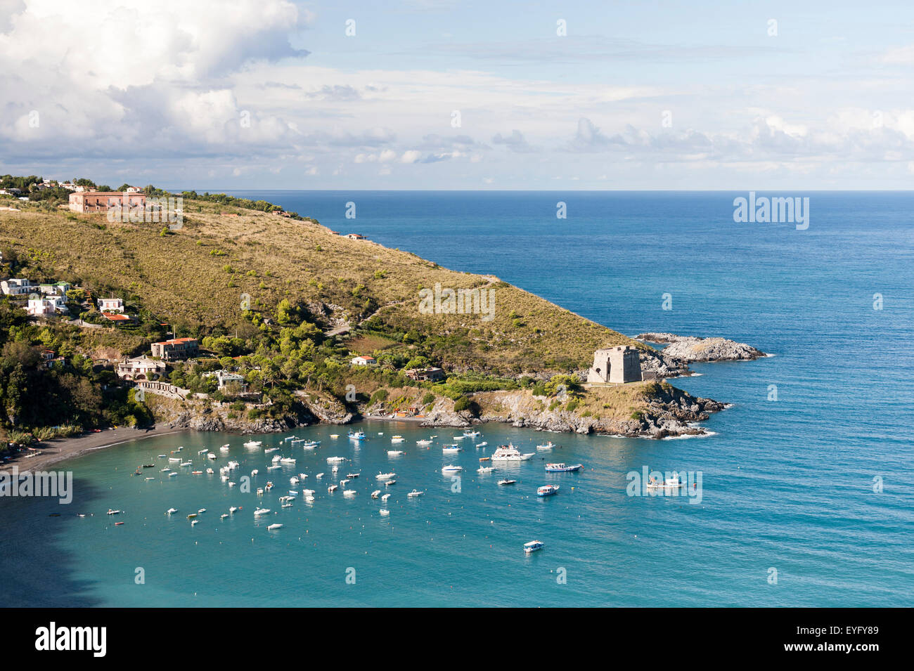 Italien Calabria Tyrrhenischen Meer San Nicola Arcella Küste Strand Resort Einlass und Sarazenen oder Crawford Turm Stockfoto