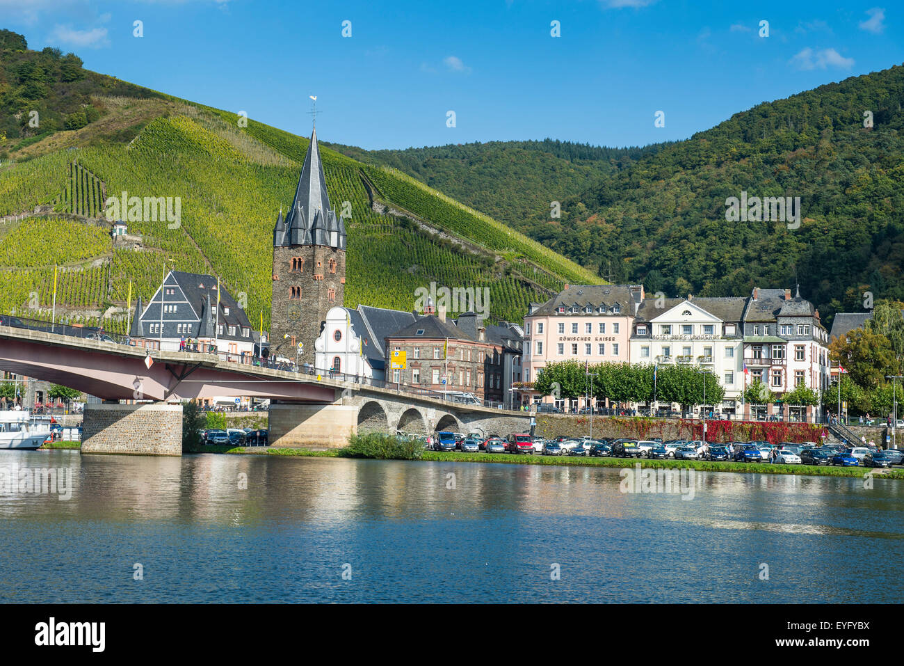 Stadtbild mit Fluss, Bernkastel-Kues, Mosel Moseltal, Rheinland-Pfalz, Deutschland Stockfoto