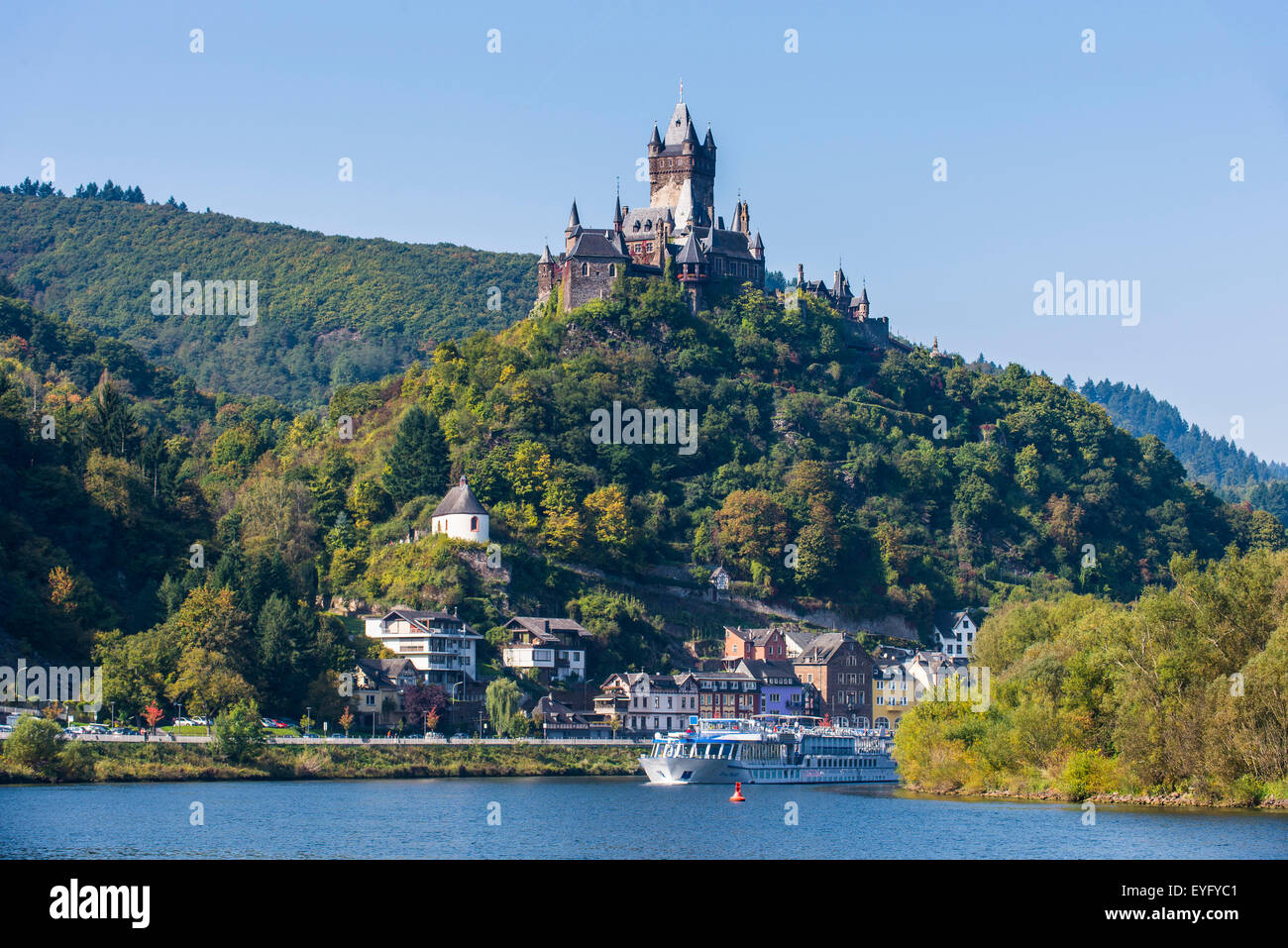 Kreuzfahrtschiff vorbei an der Kaiserburg und der Stadt Cochem an der Mosel, Moseltal, Rheinland-Pfalz Stockfoto