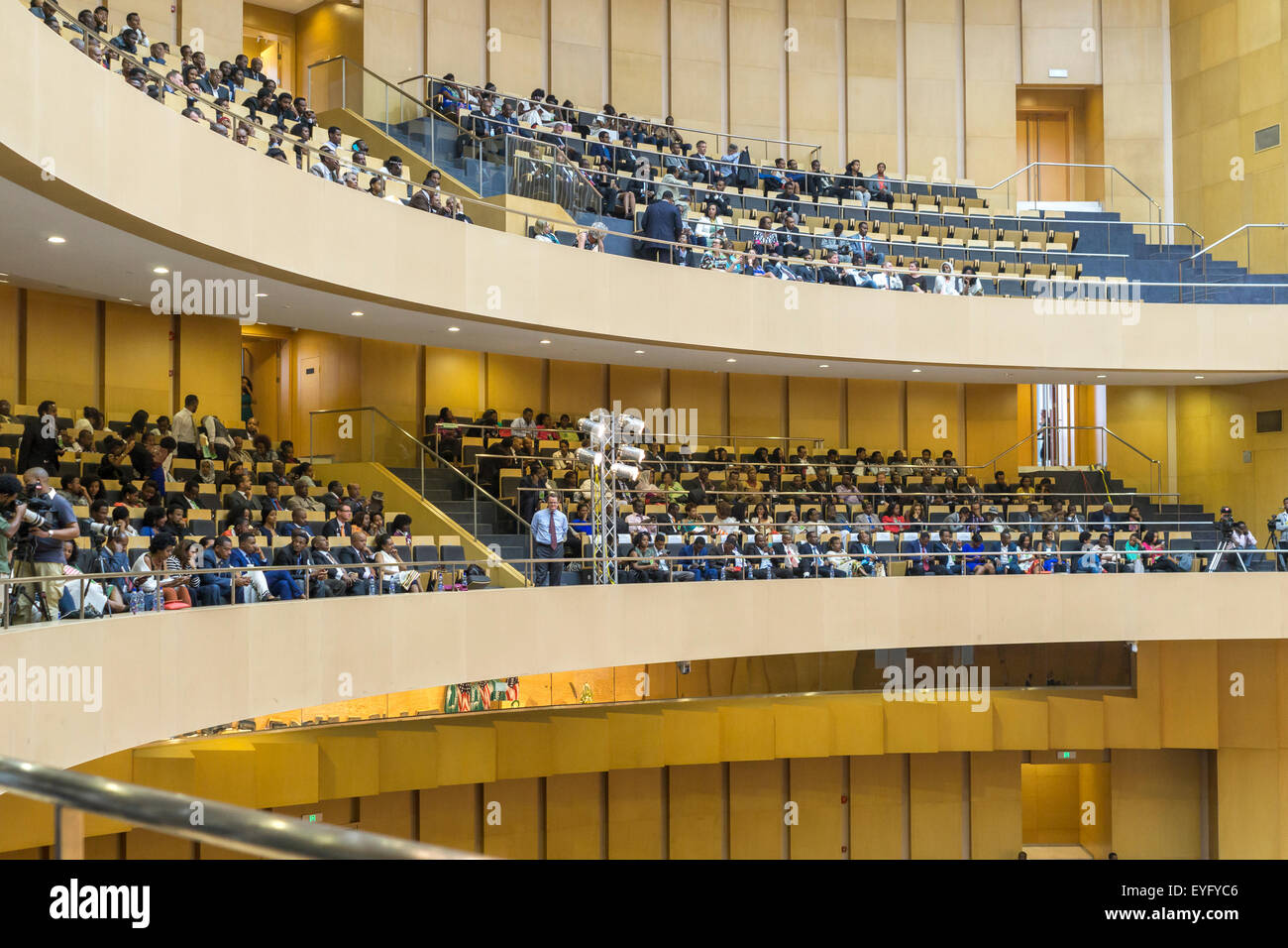 Addis Abeba, Äthiopien. 28. Juli 2015. Nelson Mandela Hall des Konferenzzentrums AU füllte sich mit einer großen Menschenmenge warten auf die Ankunft von Präsident Obama am 28. Juli 2015, in Addis Abeba, Äthiopien. Bildnachweis: Dereje Belachew/Alamy Live-Nachrichten Stockfoto