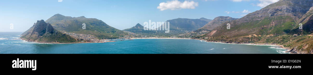 Panorama von Hout Bay Hafen und Stadt. Chapmans Peak Drive ist sichtbar auf der rechten Seite Stockfoto