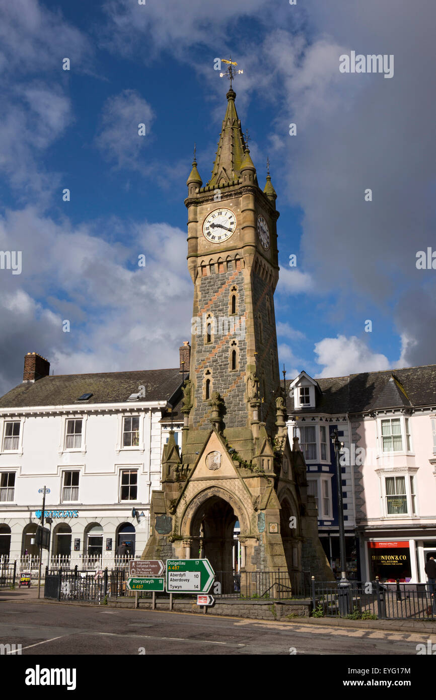 Großbritannien, Wales, Powys, Machynllech, Stadtzentrum, Wahrzeichen Uhr feiert der Volljährigkeit des Viscount Castlereagh Stockfoto