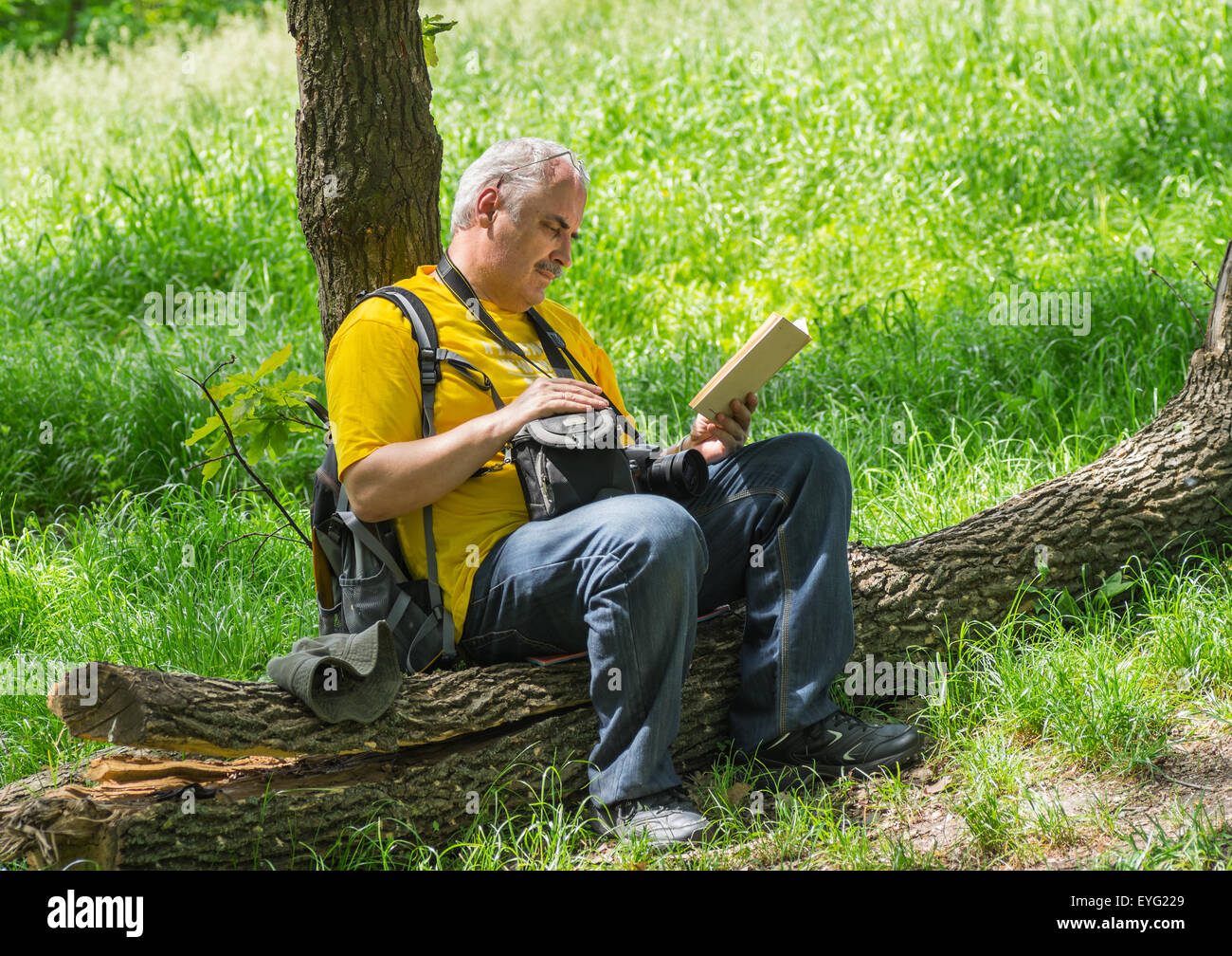 Kurze Entspannung der Reife outdoor-Fotograf Stockfoto