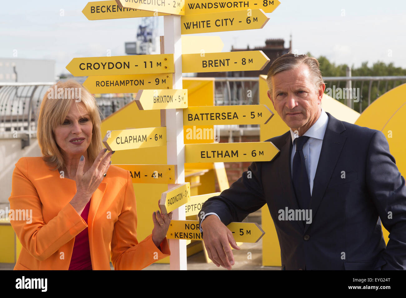 London, UK. 29. Juli 2015. Schauspielerin Joanna Lumley und Marks & Spencer CEO Marc Bolland Initiative neue M & A 'Funken Something Good", deren Ziel es ist, die Nation, die Zeit, um ihren Gemeinden Spenden zu begeistern. Beide standen auf eine unbenutzte Dach ein Gemeinde-Spielplatz werden. Dies ist einer der 24 Projekte, die quer durch die Hauptstadt in nur 24 Stunden M & S Mitarbeiter, Kunden und die lokale Gemeinschaft umgewandelt werden. Foto: Nick Savage/Alamy Live-Nachrichten Stockfoto