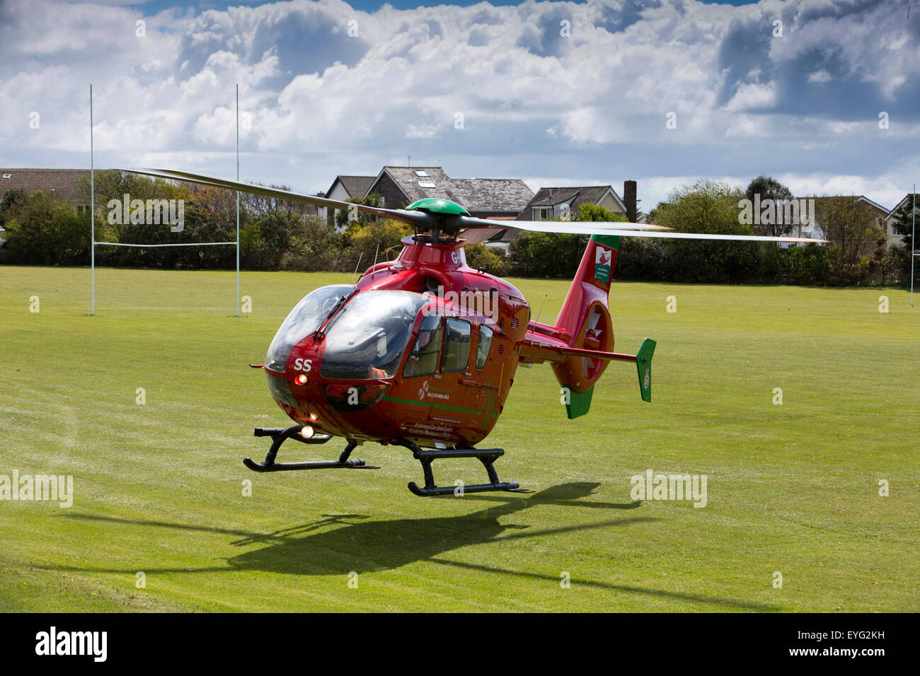 Großbritannien, Wales, Gwynedd, Towyn, Wales Air Ambulance abheben von Tywyn Spielfelder Stockfoto