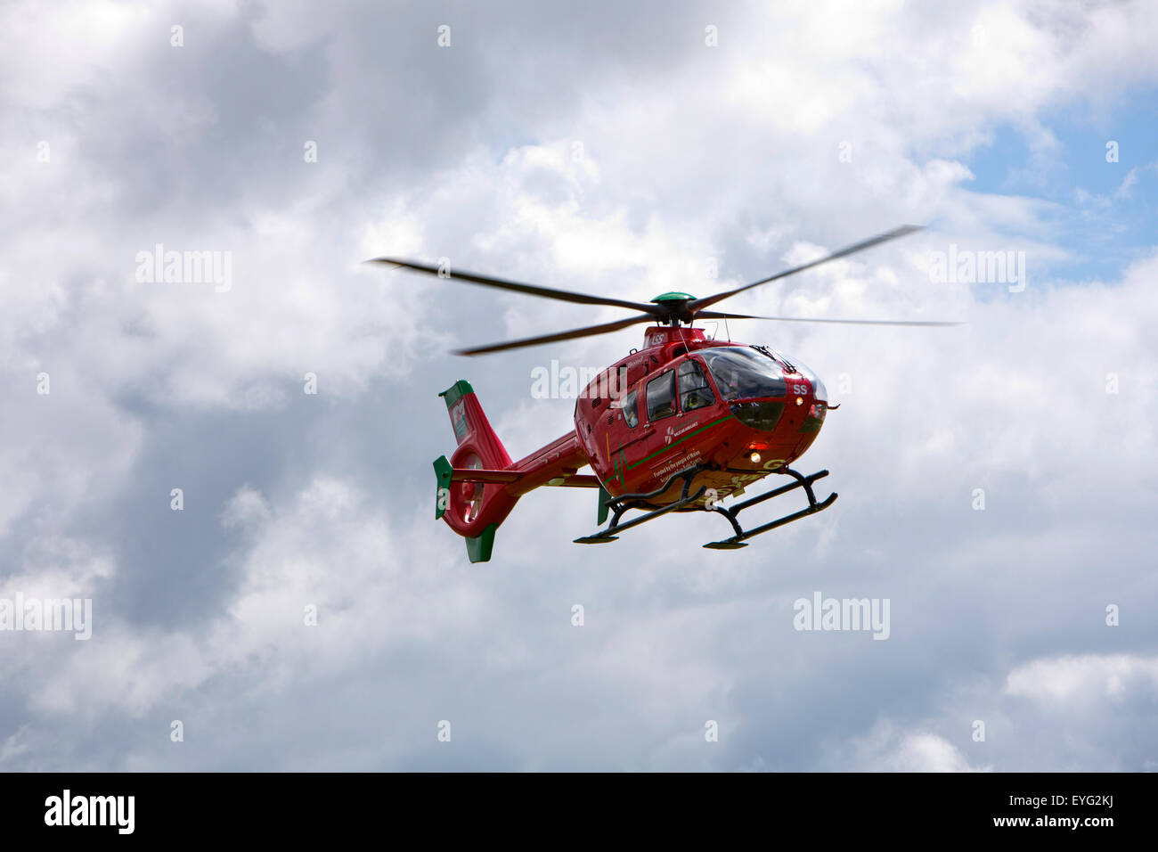 Großbritannien, Wales, Gwynedd, Towyn, Wales Air Ambulance abheben von Tywyn Spielfelder Stockfoto