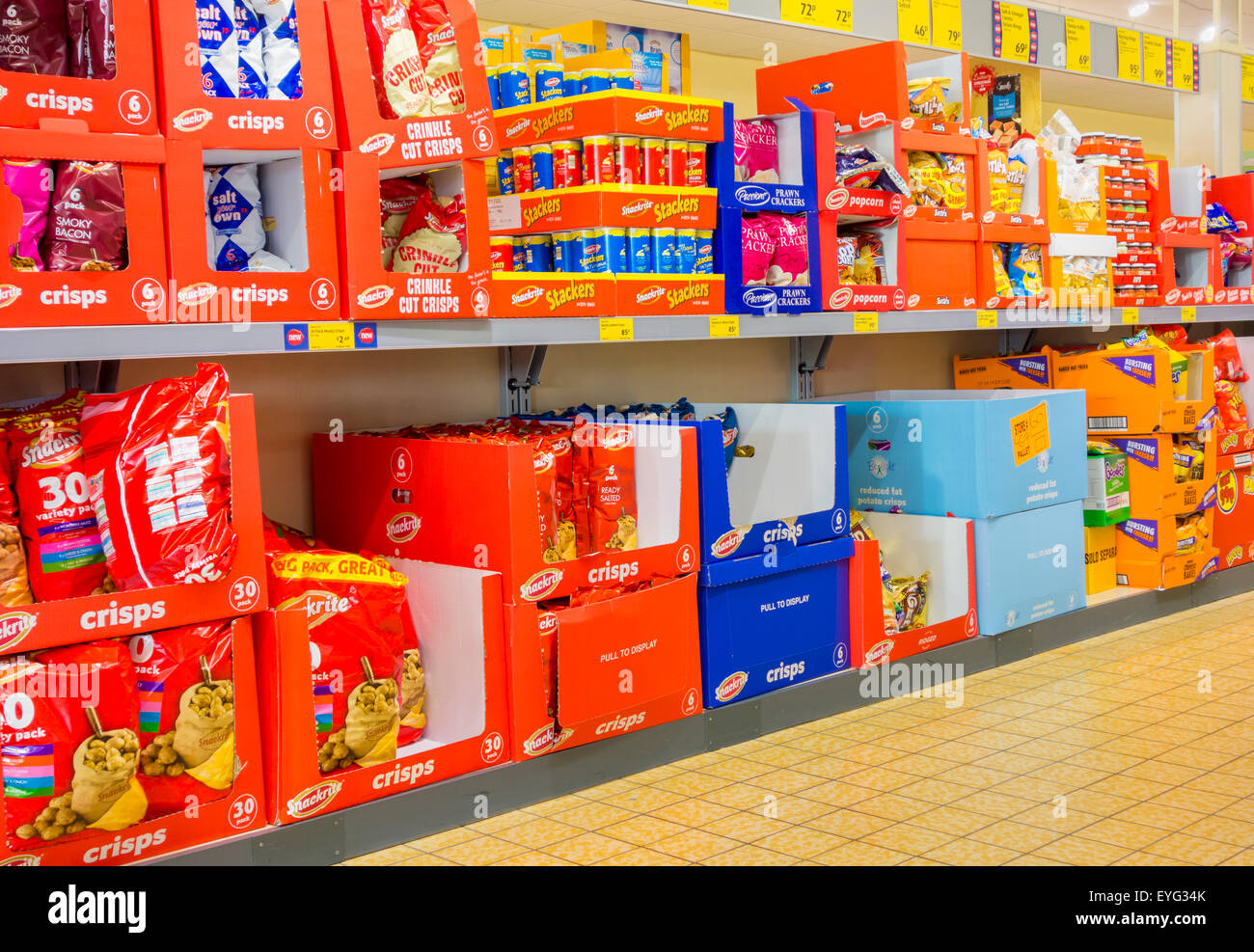 Chips und Snacks im Aldi-Shop. England, UK Stockfoto