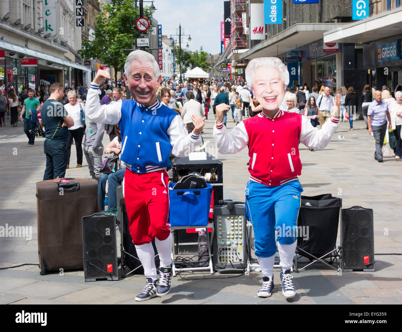 Straßenmusiker mit Masken von berühmten Menschen/Gästelisten auf Northumberland St. in Newcastle Upon Tyne. England. UK Stockfoto