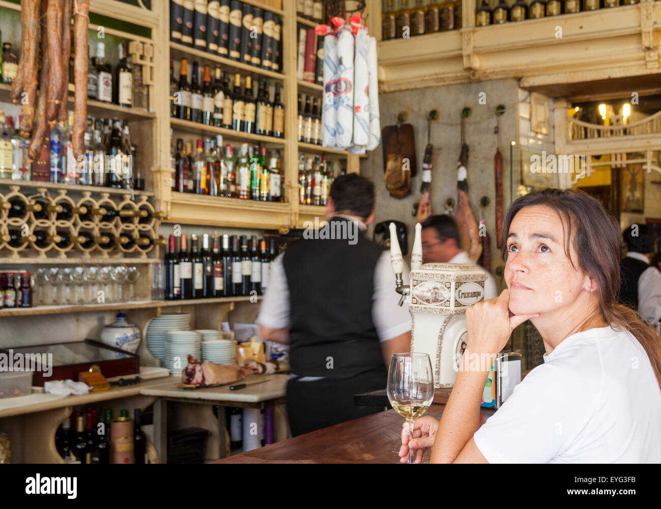 Frau mit Glas Wein in der berühmten El Rinconcillo TapasBar in Sevilla