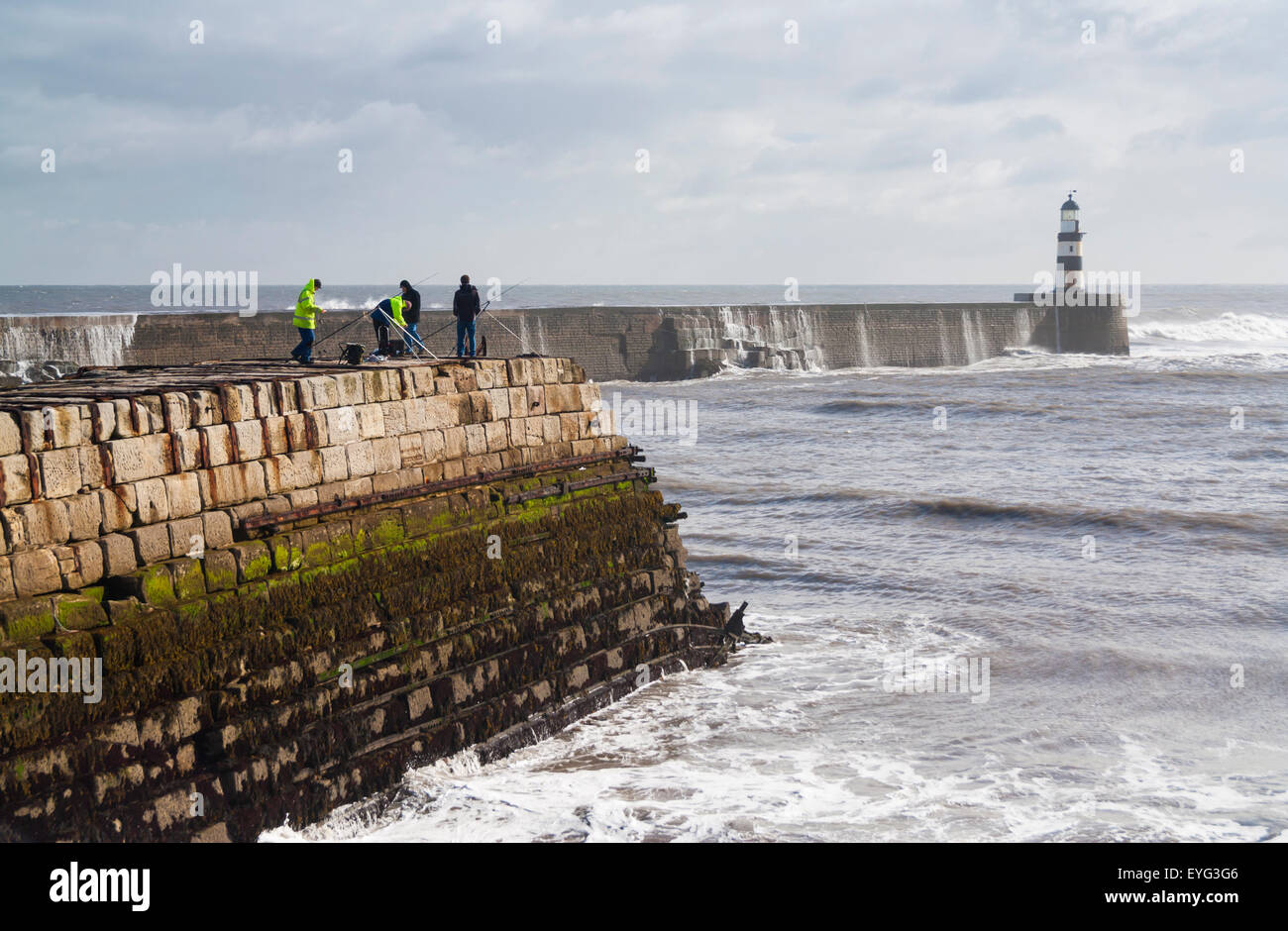 Leute von Seaham Pier an einem stürmischen Tag Angeln. Seaham, County Durham, England, UK Stockfoto