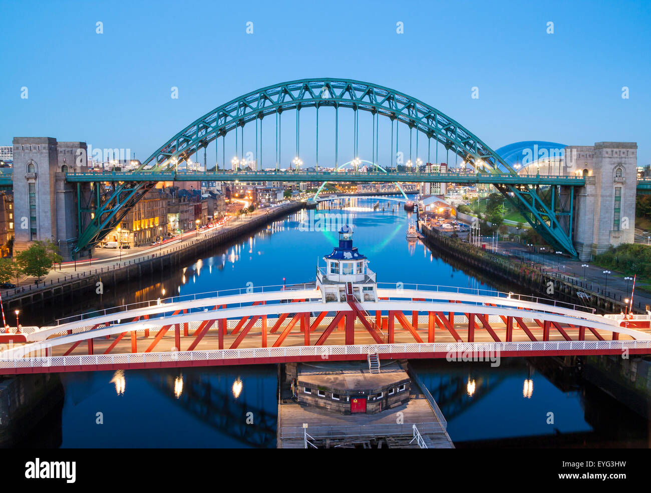 Newcastle Quayside und Tyne Bridge in der Abenddämmerung. Newcastle upon Tyne, England. de Stockfoto