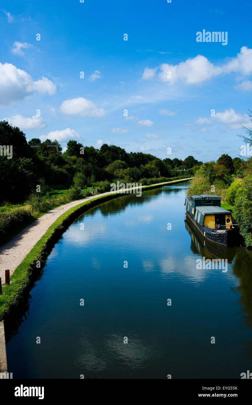 UK., Hertfordshire und sattes Grün, die umliegende Landschaft; Hemel Hempstead, Barge, Leinpfad, The Grand Union Canal Stockfoto