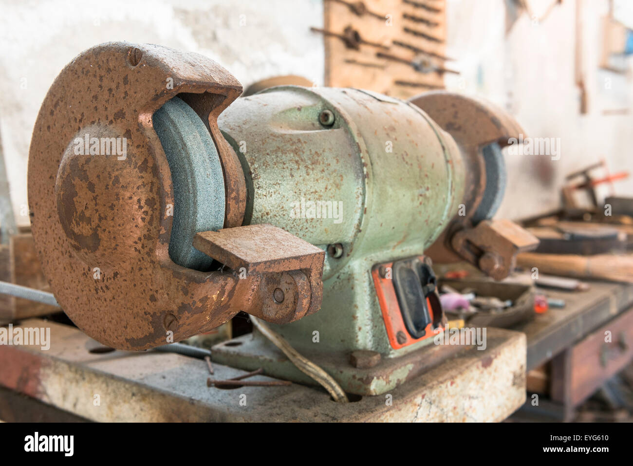 alte Mühle auf Werkbank mit alten Arbeitsgeräten im Hause garage Stockfoto