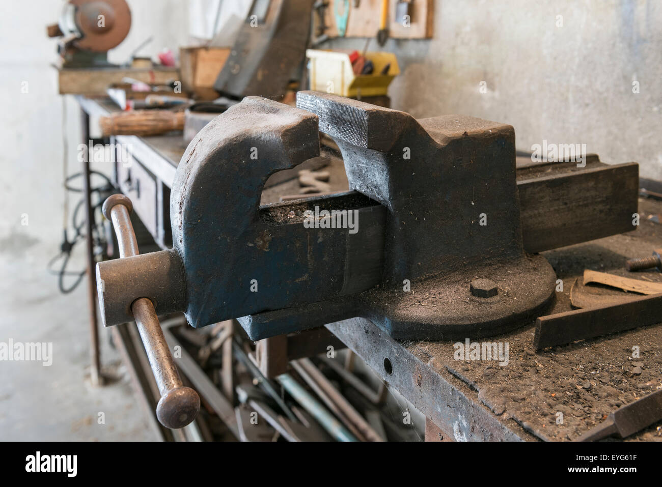 alten Schraubstock mit alten Arbeitsgeräten im Hause garage Stockfoto