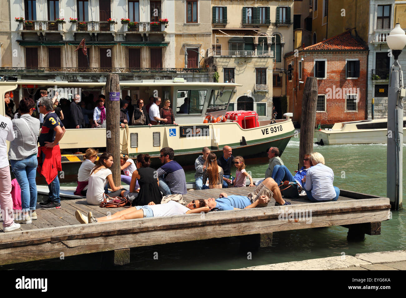 Touristen im Sommer in Venedig Stockfoto
