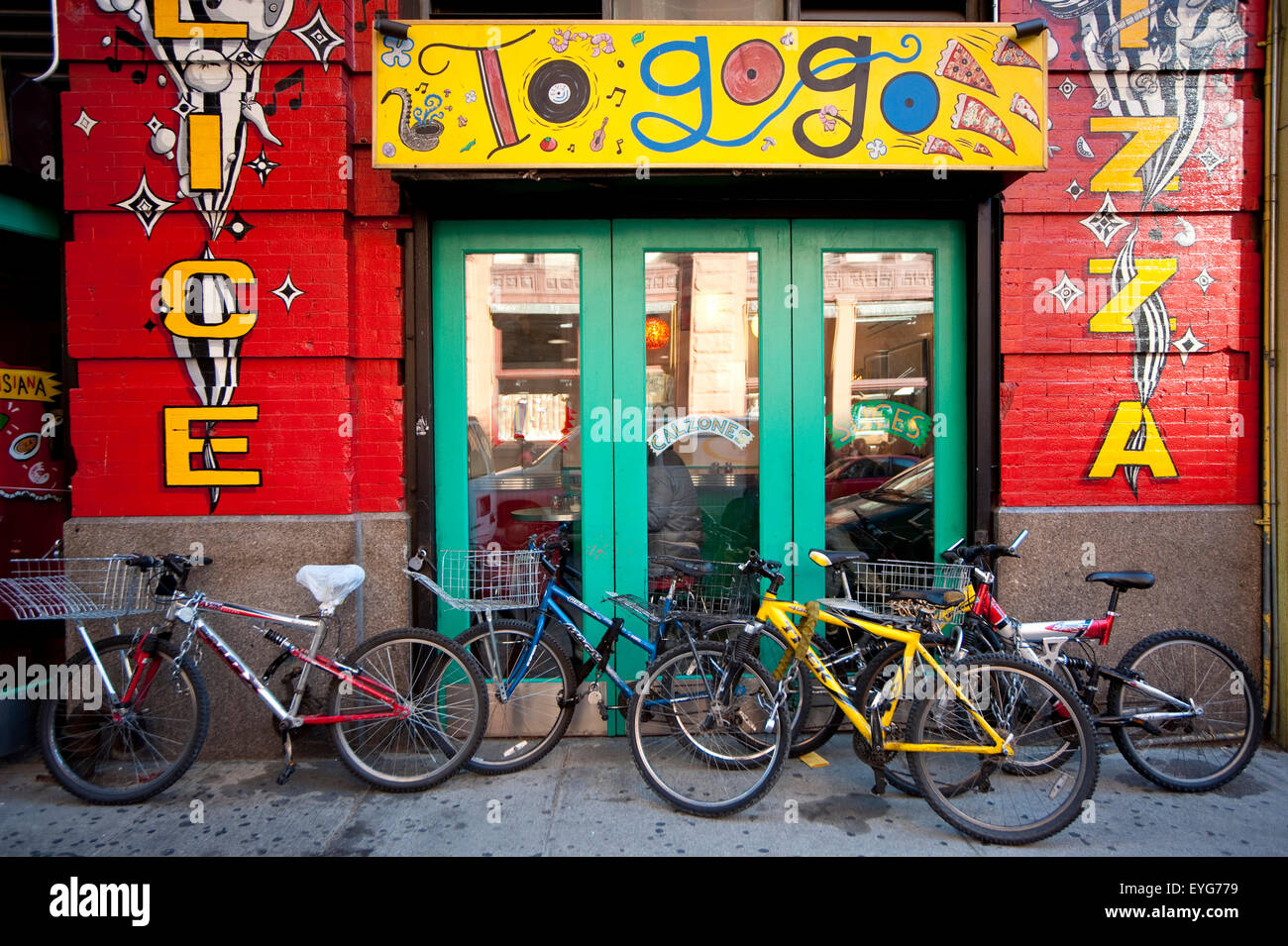 Fahrräder außerhalb einer Pizzeria In West Village, Manhattan, New York, Usa Stockfoto