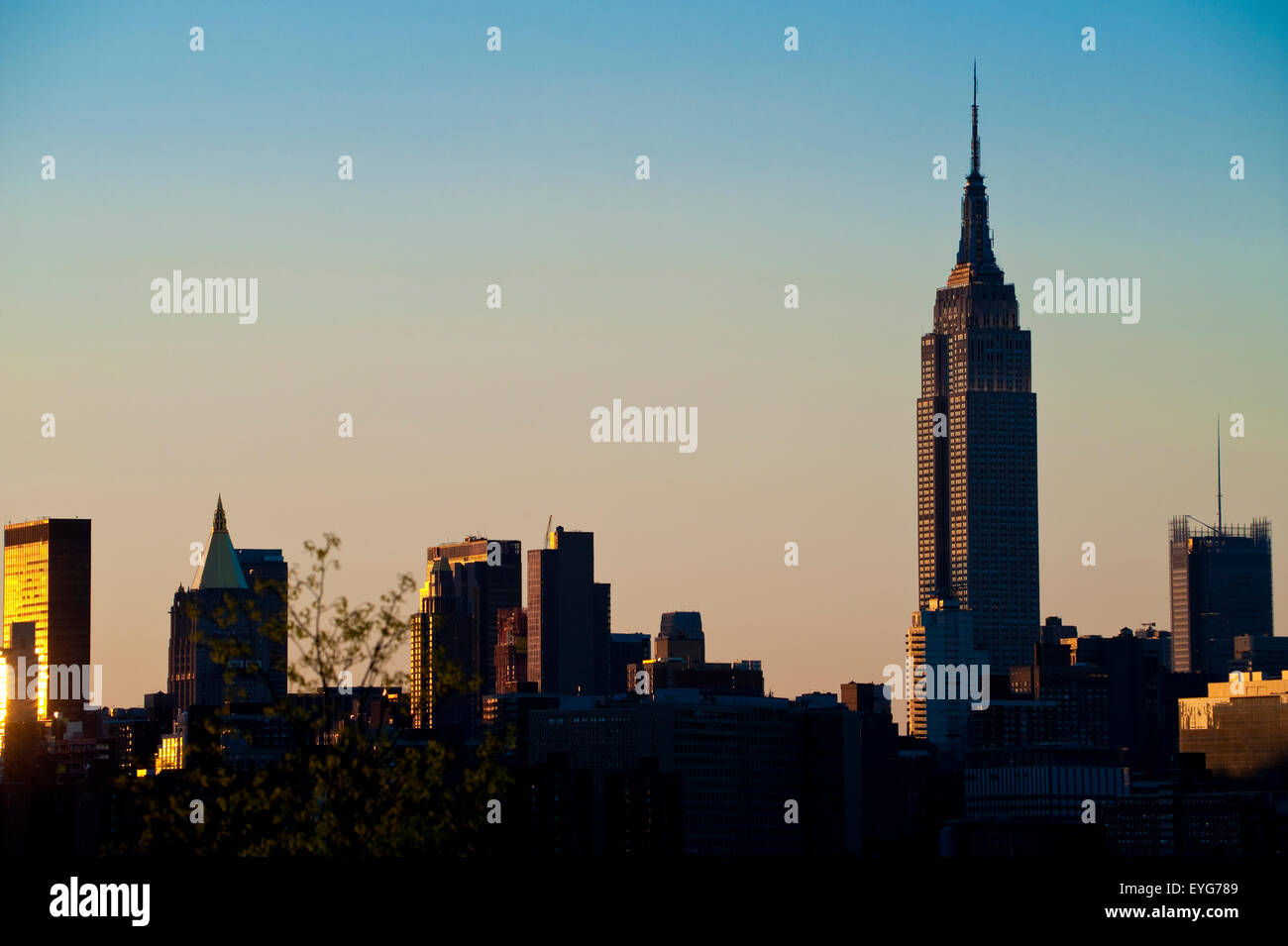 Blick auf Manhattan und das Empire State Building vom East River State Park bei Einbruch der Dunkelheit, Williamsburg, Brooklyn, New York, Usa Stockfoto