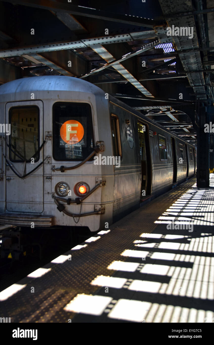 Die F erhöhte u-Bahn Haltestelle West 8th Street in Coney Island, Brooklyn, New York Stockfoto