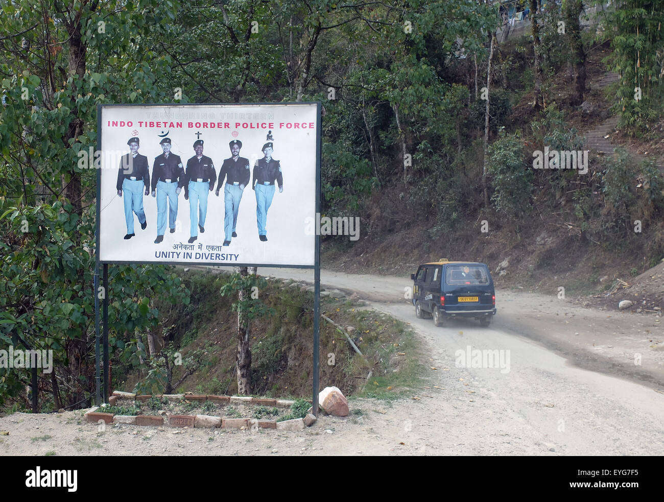 "In Vielfalt geeint", ein Plakat der Rekrutierung für die Indo-tibetischen Grenze Polizei, Sikkim. Stockfoto