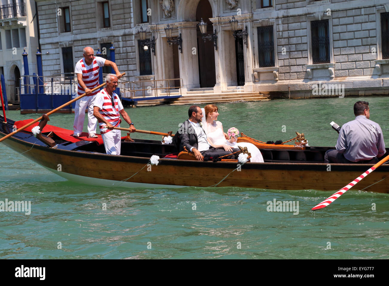 Hochzeit in traditionellen venezianischen Ruderboot Stockfoto