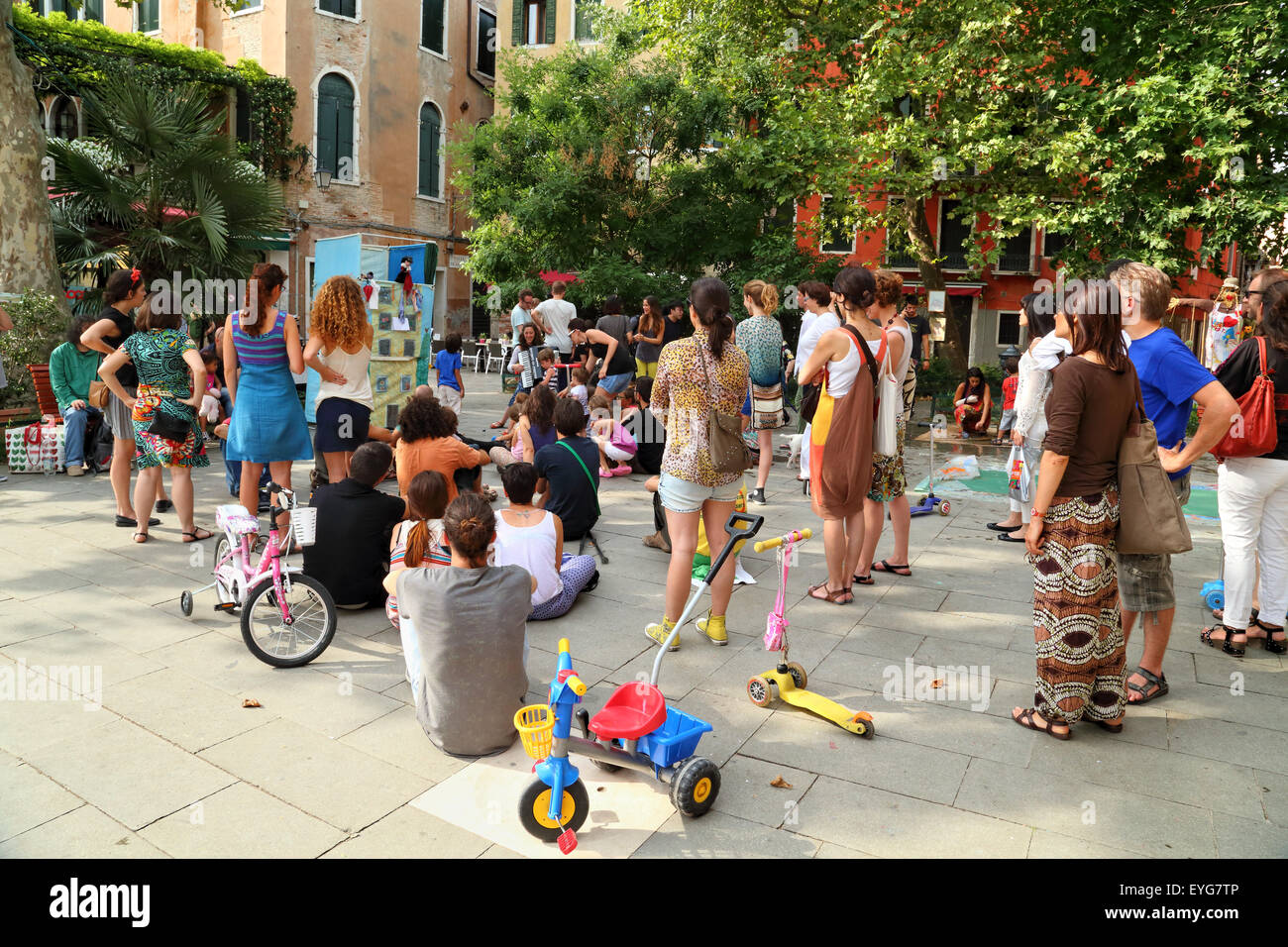 Kinder freuen sich über Puppet show im Straßenfest Campo San Giacomo, Venedig Stockfoto
