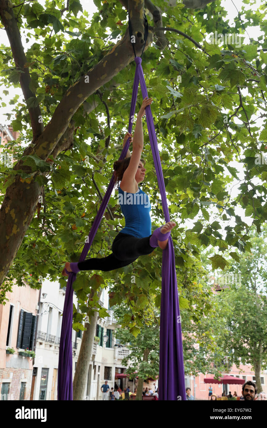 Aerial Silk Performer am Venice Street-Art-festival Stockfoto