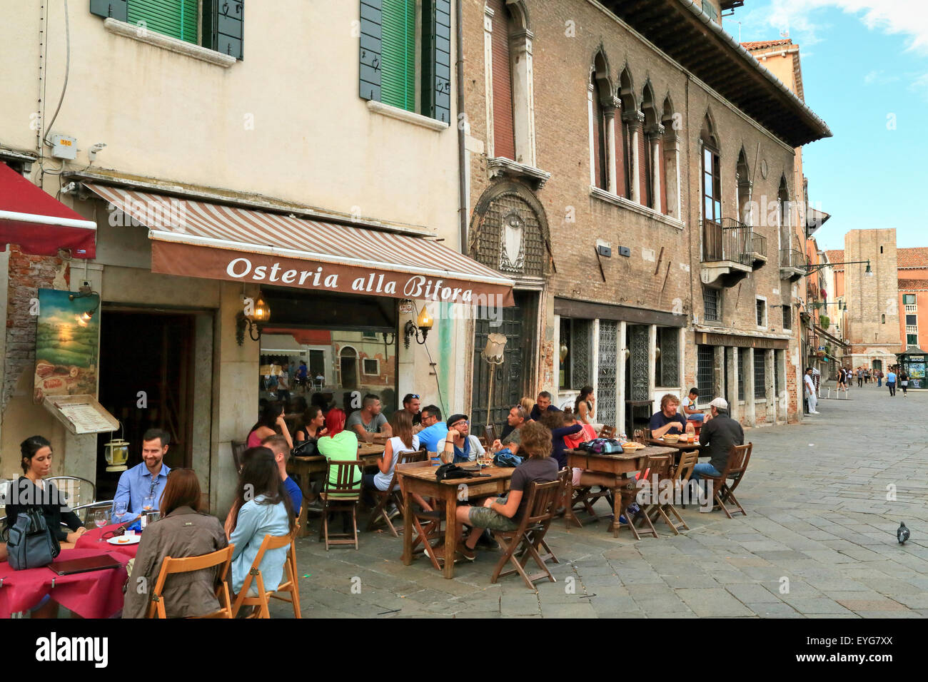 Osteria Alla Bifora - italienische Café-Bar-Restaurant am Campo Santa Margherita, Venedig, Italien Stockfoto