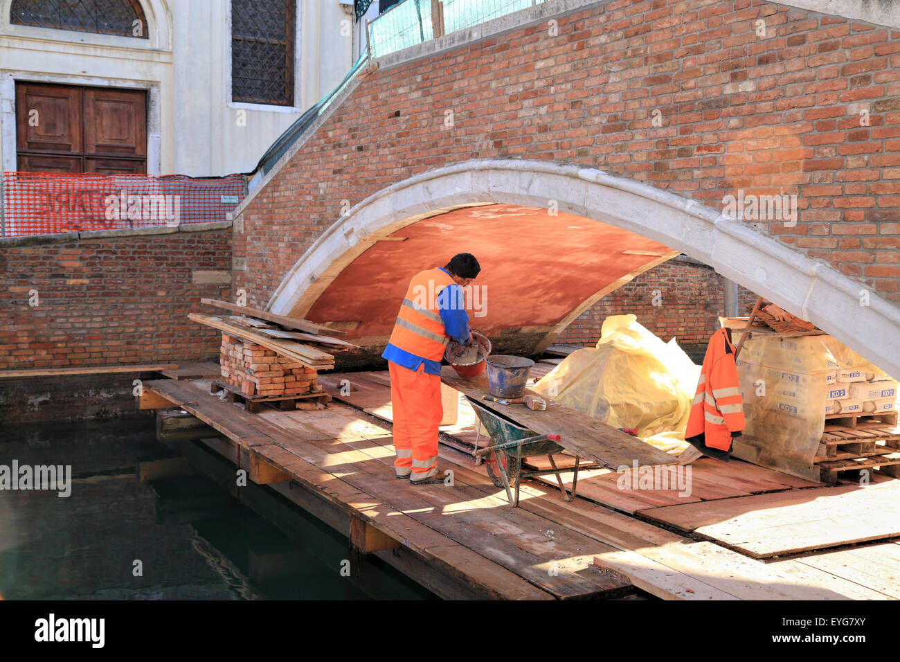 Ponte del Soccorso. Rio Dei Carmini, Bauarbeiten auf der Brücke von Venedig Stockfoto
