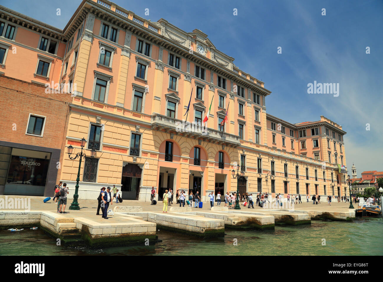 Vom Bahnhof Venedig Santa Lucia - Bahnhof alte historische Gebäude ...