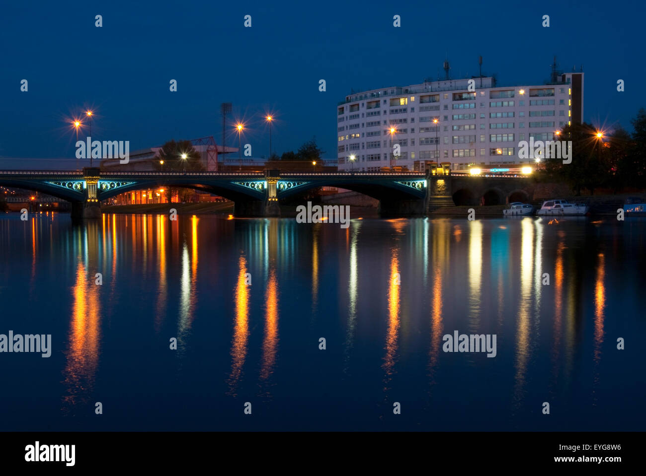 Abenddämmerung blaue Stunde bei Trent Bridge Victoria Embankment in Nottingham, Nottinghamshire, England UK Stockfoto