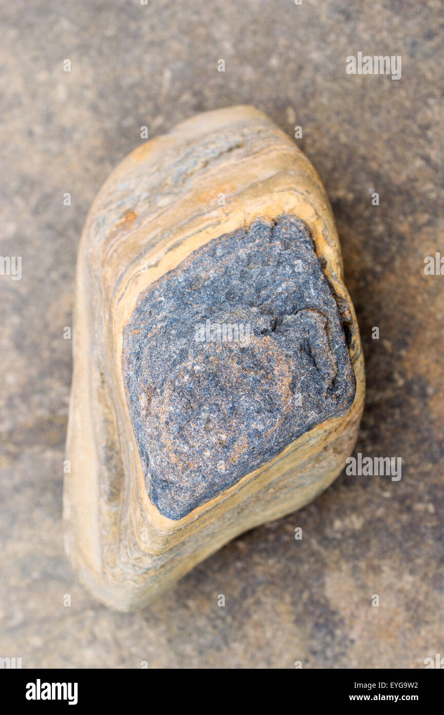 Detaillierte Aufnahme der natürlichen Farben, Texturen und Muster von einem Stein auf einen anderen größeren Stein hautnah. Stockfoto