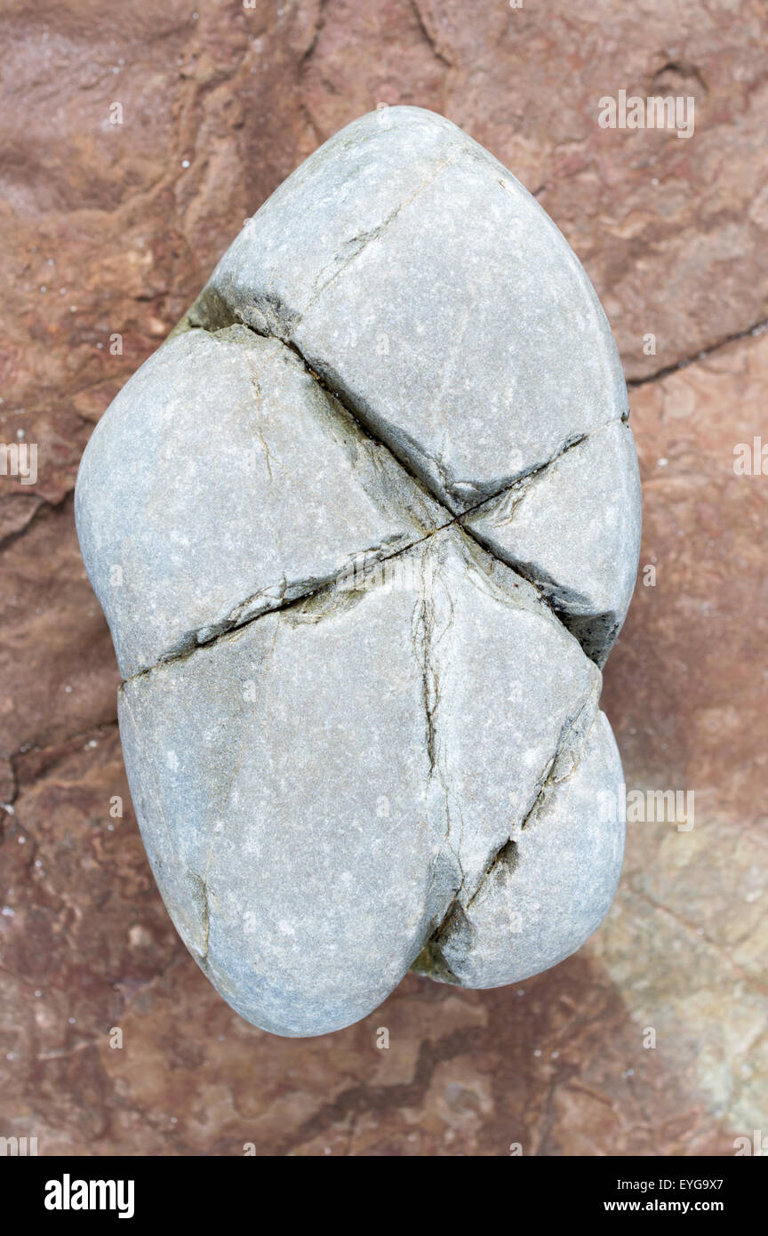 Detaillierte Aufnahme der natürlichen Farben, Texturen und Muster von einem Stein auf einen anderen größeren Stein hautnah. Stockfoto