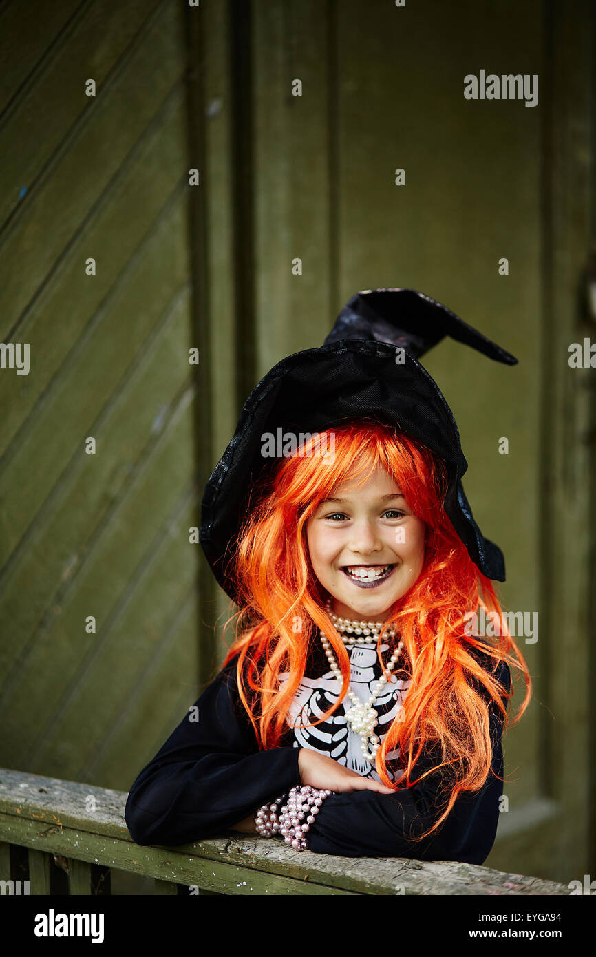 Halloween Mädchen in schwarzen Hut Blick in die Kamera Stockfoto