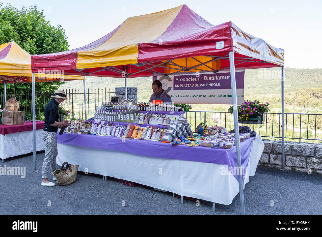 Ein Provence Produkt Stand auf dem Markt von Moustiers-Sainte-Marie (Frankreich). Et al. du Marché Provençal de Moustiers-Sainte-Marie. Stockfoto