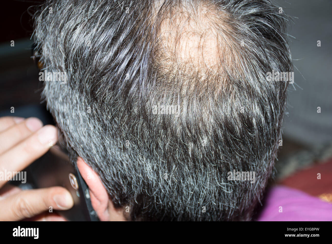 Reifer Mann, gesehen von hinten in den Kopf, um Haare zu verlieren beginnt, beginnt er zu alt zu sein. Stockfoto