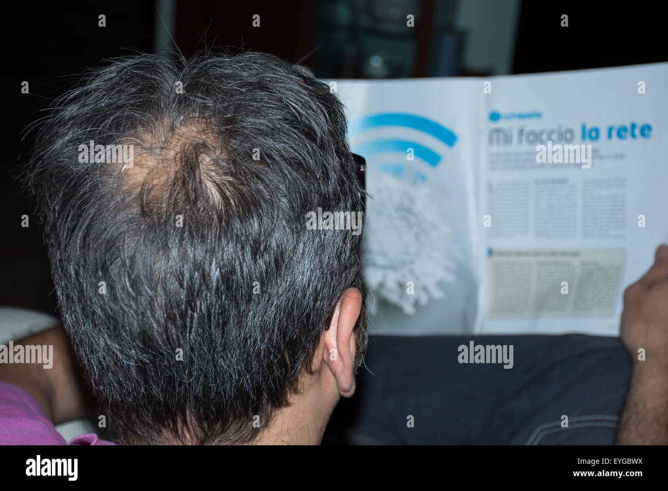 Reifer Mann, gesehen von hinten in den Kopf, um Haare zu verlieren beginnt, beginnt er zu alt zu sein. Stockfoto