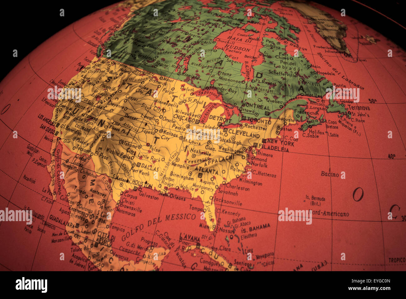 Rotlicht-Weltkugel beleuchtet aus innerhalb mit Nahaufnahme auf Nordamerika Stockfoto