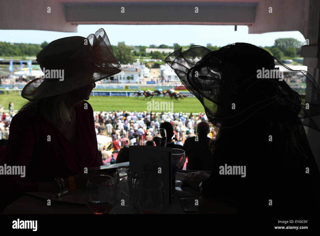 Hamburg, Deutschland, Silhouette, Frauen mit Hut bei den Rennen auf der Rennbahn Stockfoto