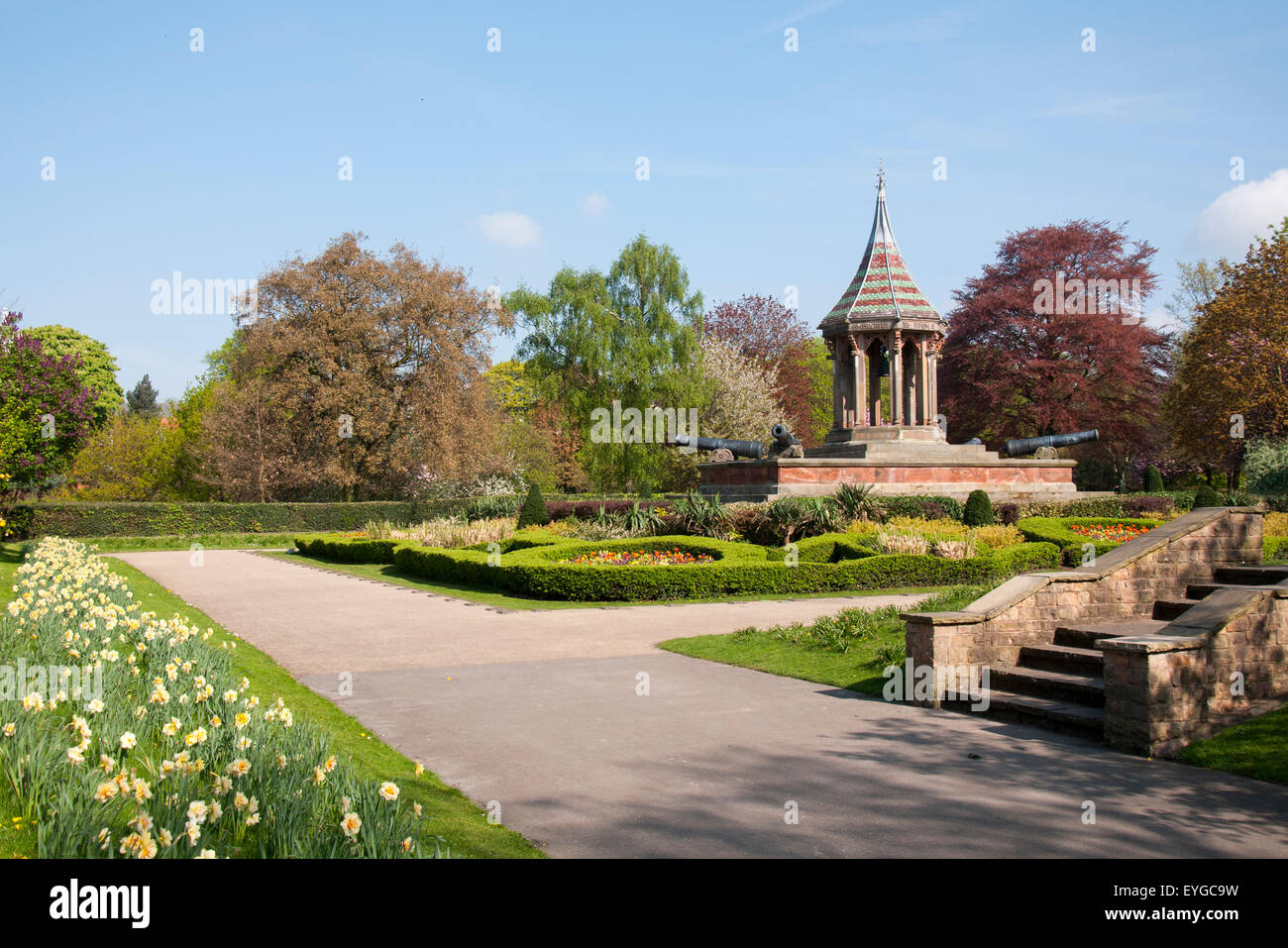 Die chinesischen Glockenturm und Sebastopol Kanonen im Arboretum Park Nottingham England UK Stockfoto