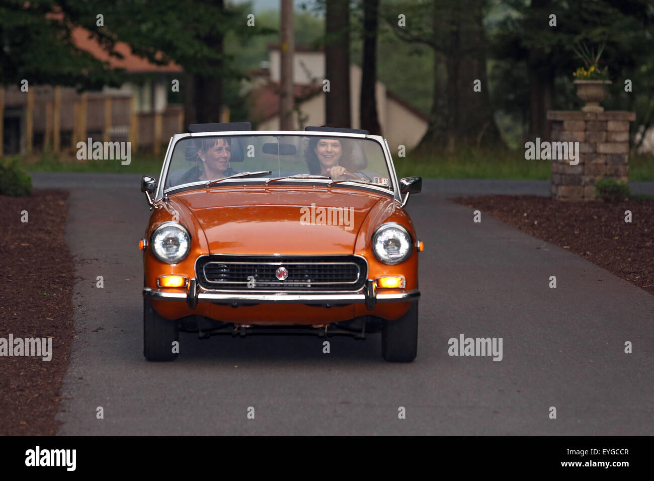 Du Bois, USA, nehmen zwei Frauen ein MG Midget Stockfoto