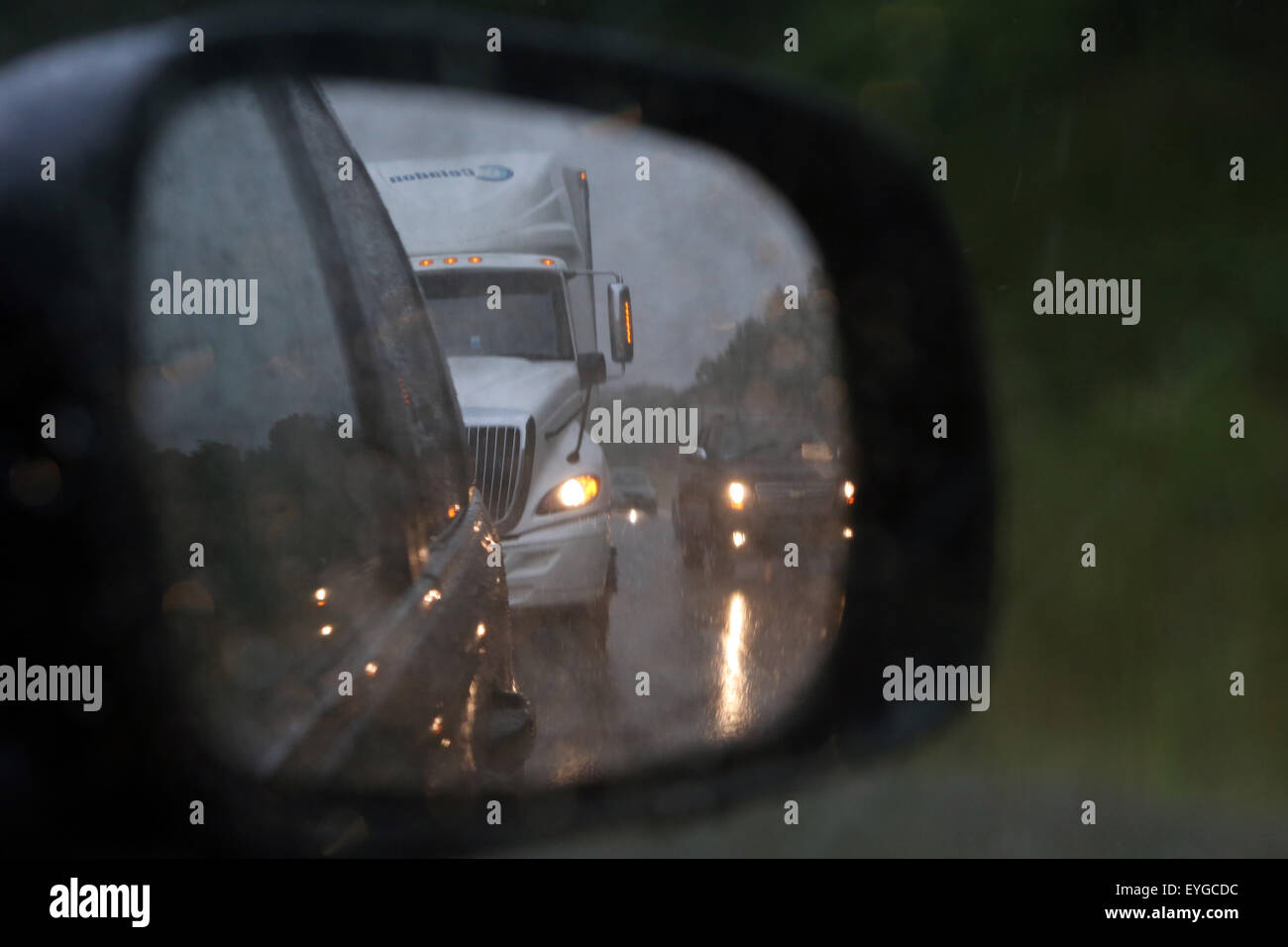 Charlotte, USA, schauen in den rechten Spiegel eines Autos Stockfoto
