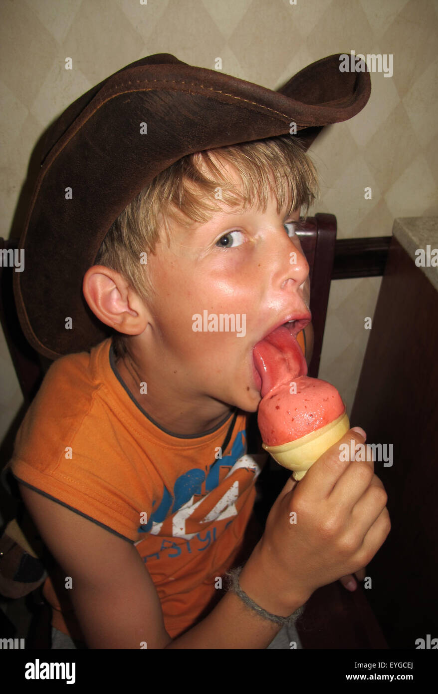 Saint Petersburg, Florida, junge mit Cowboy-Hut, ein Eis essen Stockfoto