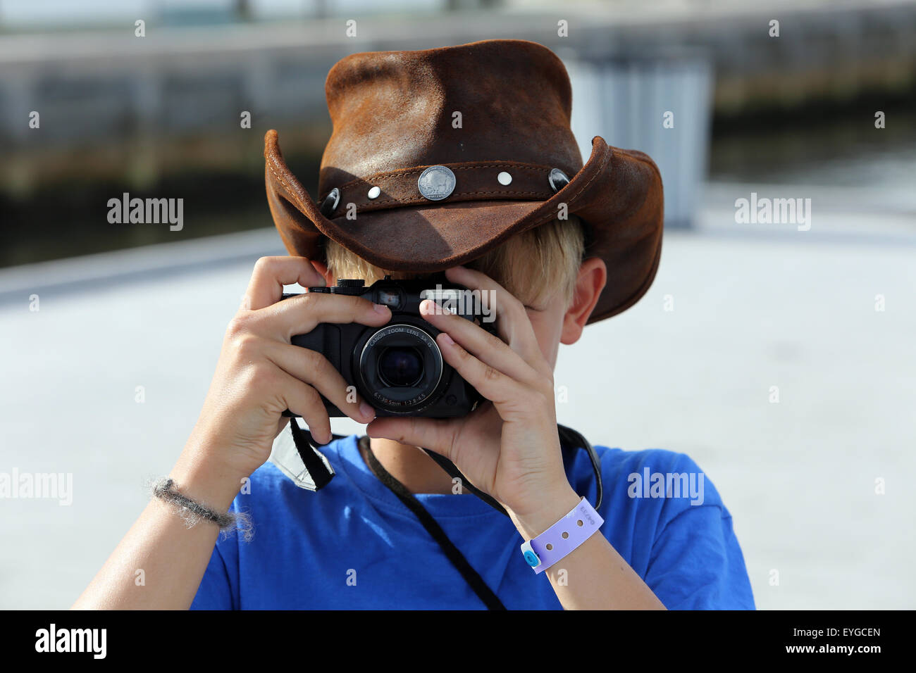 Saint Petersburg, Florida, junge mit Cowboy-Hut macht ein Foto Stockfoto