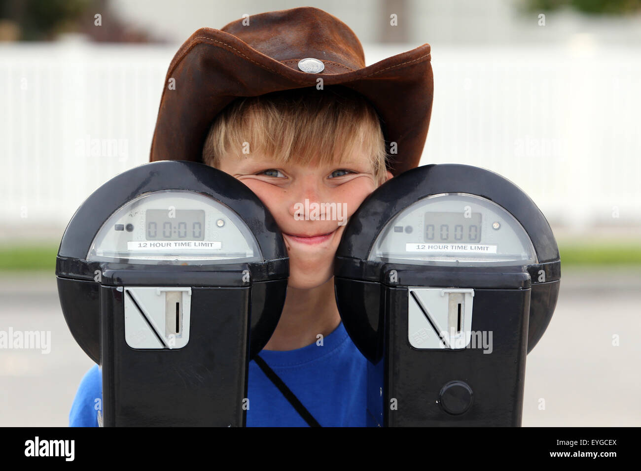 Saint Petersburg, Florida, junge mit Cowboy-Hut von hinten zwei Parkuhren mit Blick Stockfoto